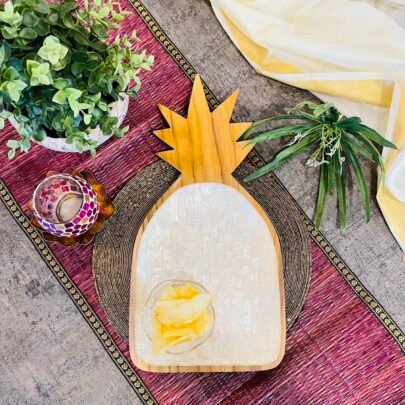 Wooden Pineapple Shaped Platter (White Checked)