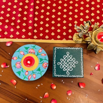 Chowki/Manai & Tea light holder Gift Set (Pichwai Light Blue & Green)