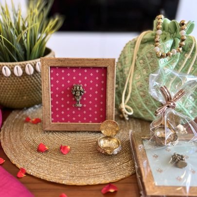 Brass Idol Frame & Diya Gift Set(Ganesha Pink B)