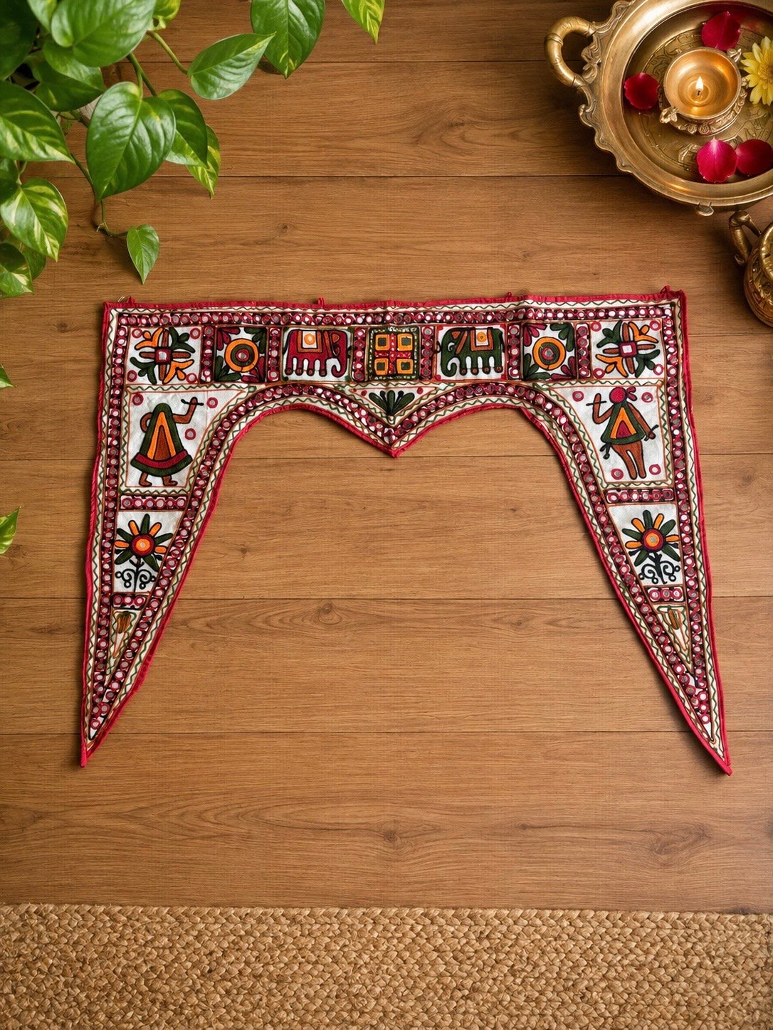 Embroidered Arch Toran (White)