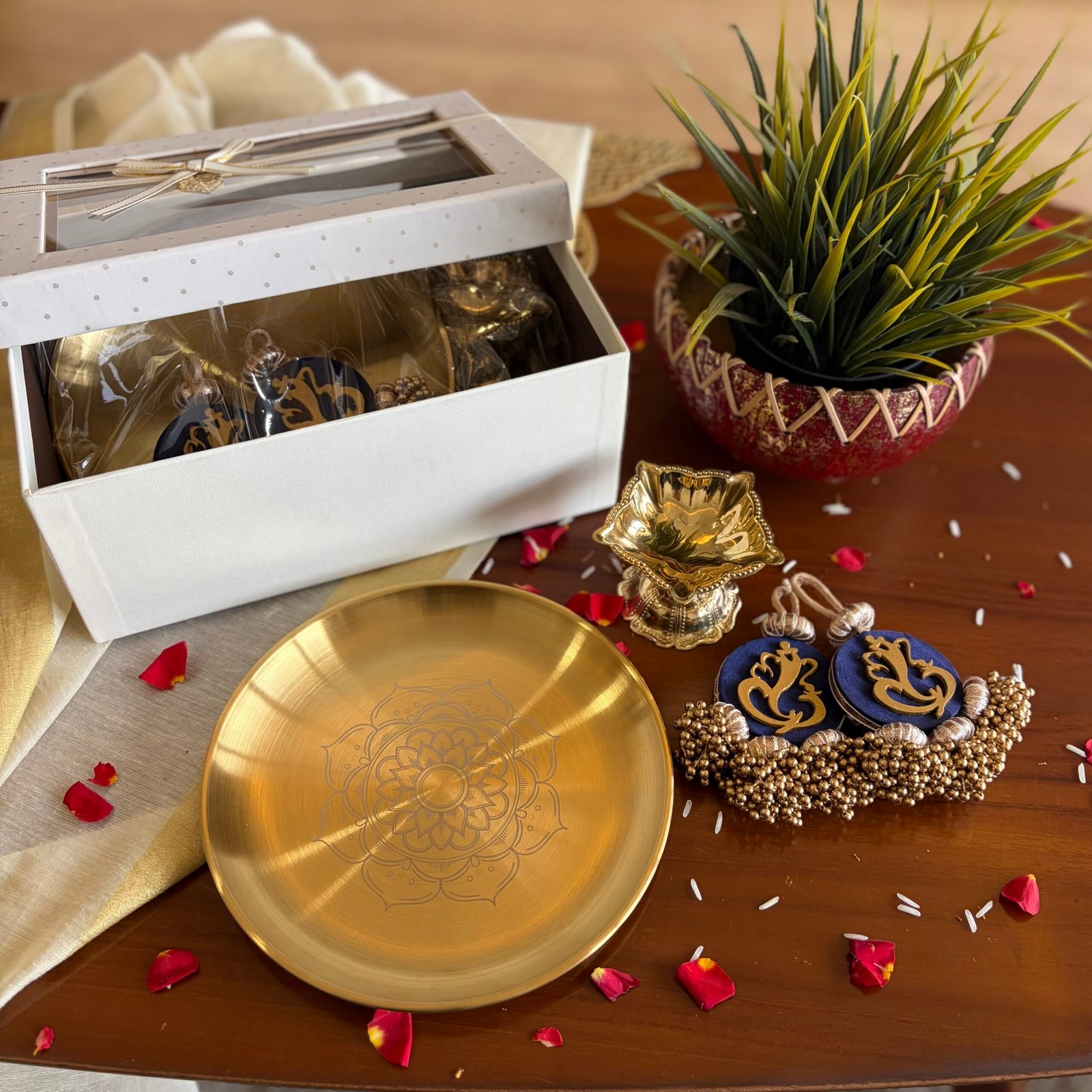 Festive Glow Gift Set (White) - Image 2
